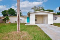 Building Photo - Charming 3/2 Spacious Home with a Large Co...