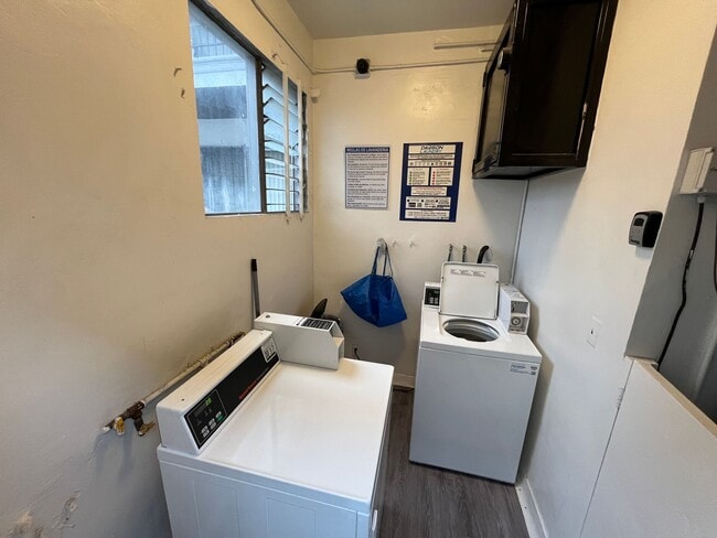 Building Photo - 350 South Manhattan Place