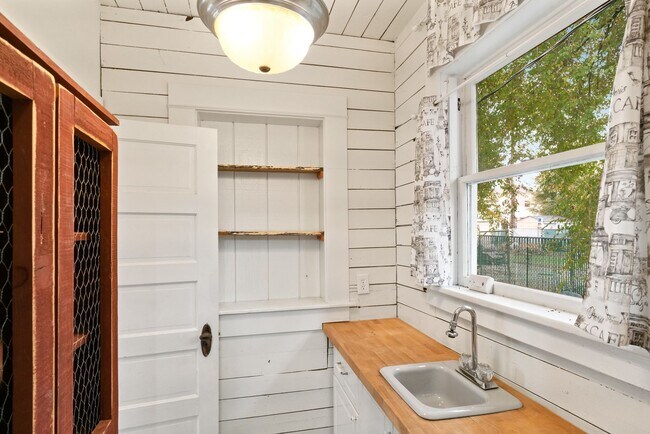 Building Photo - Historic Wenatchee Home 3 Bedroom 2 Bath