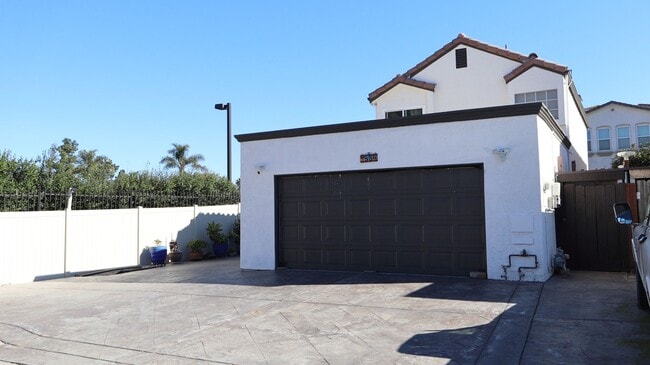 Building Photo - Modern 3 Bedroom 3 Bathroom Townhome in Imperial Beach.