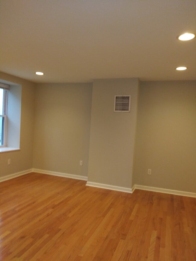 Building Photo - 733 Carpenter St