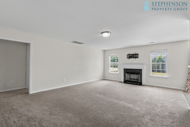 Building Photo - Freshly Remodeled 5 Bedroom with Primary B...