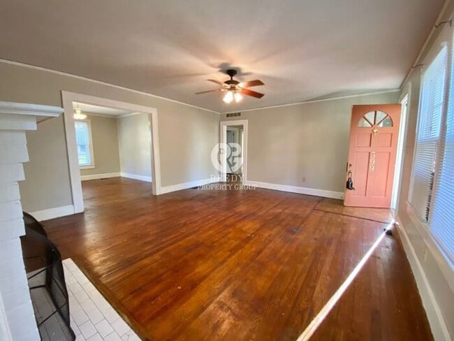 Building Photo - Spacious 3 bedroom and 1 bath home with FE...