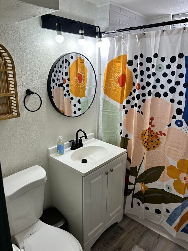 Building Photo - garden level one bedroom apartment