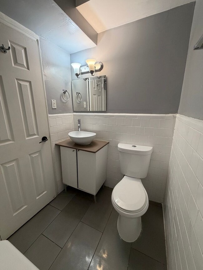 Building Photo - H St/Kingman Park - Renovated 1 bedroom