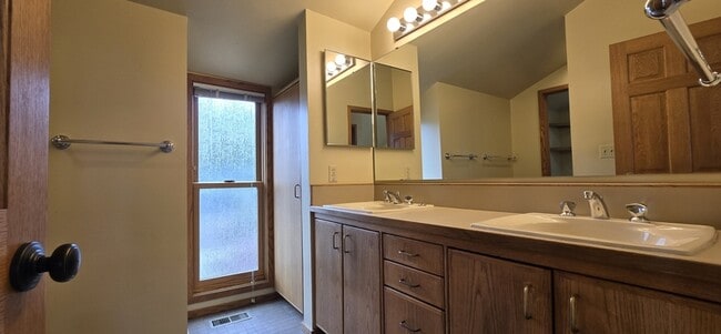 Building Photo - 3033 W Viewmont Wy W
