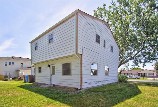 Building Photo - 3044 Camelot Blvd