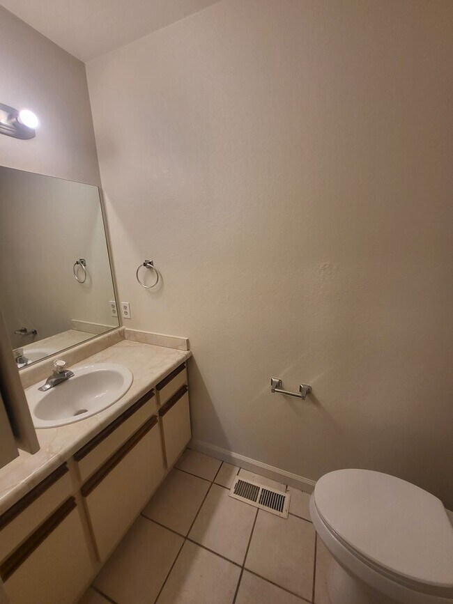 Building Photo - 3766 Emerson Dr