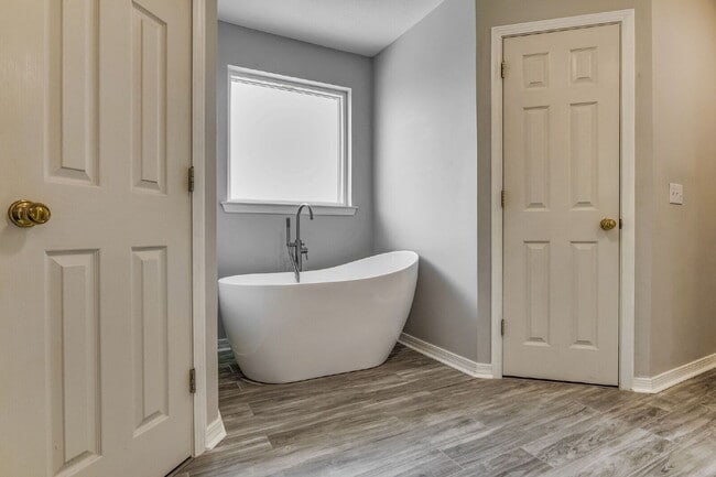 Building Photo - Welcome to your dream home! This stunning 4-bedroom, 3-bathroom residence is perfectly situated n...