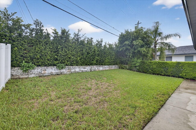 Building Photo - 4442 Sea Grape Dr