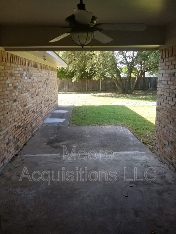 Building Photo - 1833 Skyline Dr