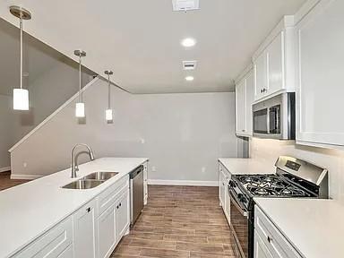 Building Photo - 7617 Woodford Ave