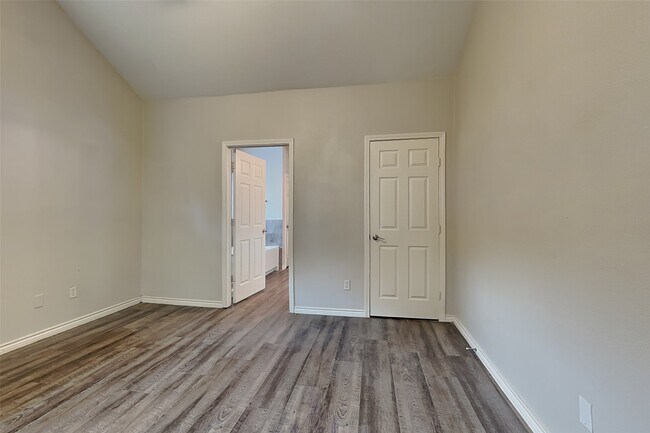 Building Photo - 10931 S Falls Terrace