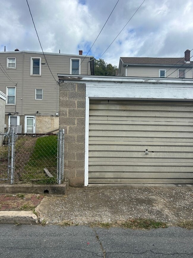 Building Photo - 4-bedroom duplex in south Steelton