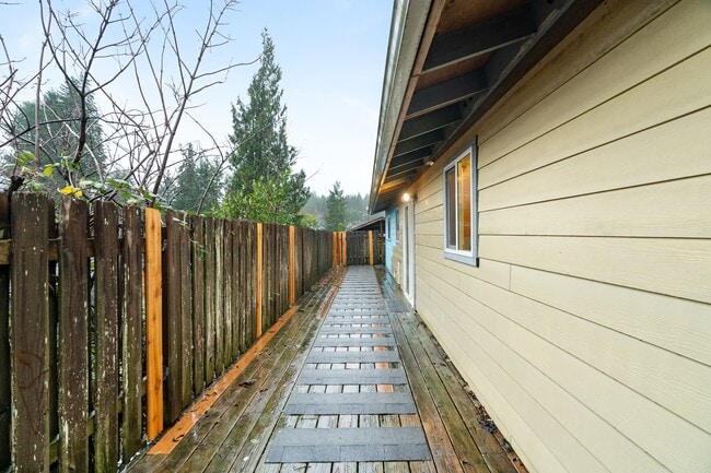 Building Photo - 744 W Marcy Ave