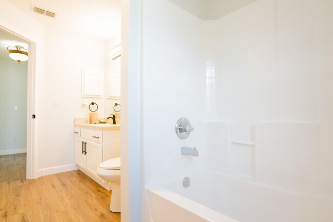 Building Photo - 2001 SW Ember St