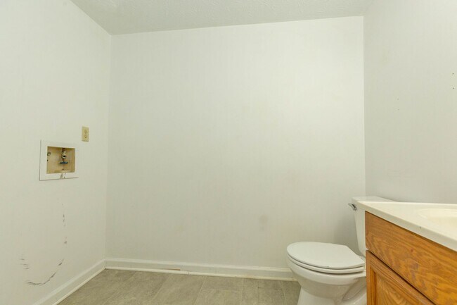 Building Photo - 3 Bed, 2.5 Bath, Townhome in Inwood, WV