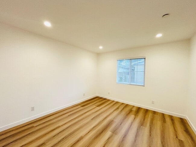 Building Photo - Spacious 6-Bedroom with Private Yard & Parking in Sylmar!