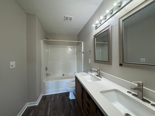 Building Photo - 3 Bedroom Townhome