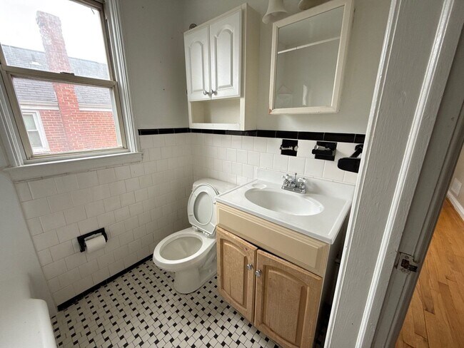 Building Photo - Three Bedroom 1 Bath house in Baltimore
