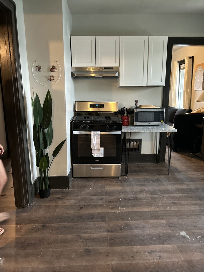 Building Photo - Duplex Long Term