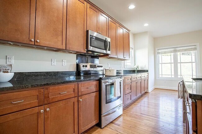 Building Photo - 361 Windsor Dr