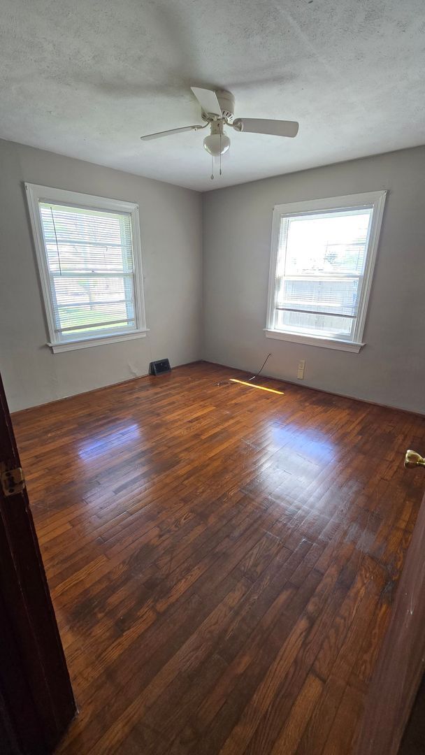 Building Photo - 2 Bedroom Home - Detached Garage!