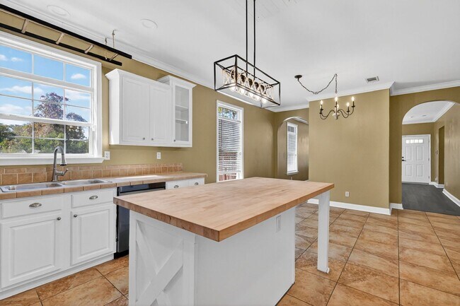 Building Photo - Charming and spacious home for rent in Leesburg!