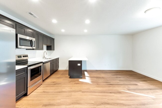 Building Photo - Remodeled Vineyard Townhome w/ 2 Car Garage