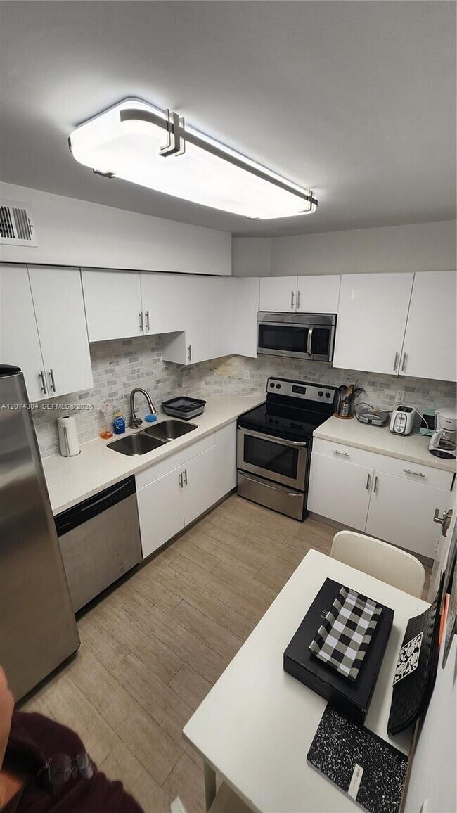 Building Photo - 500 Bayview Dr