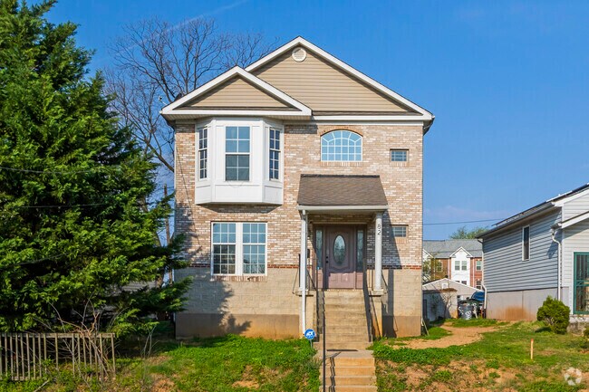 824 48th Pl NE, Basement Apartment - 824 48th Pl NE