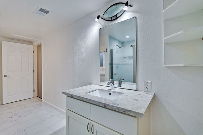 Building Photo - Private ADU with Fenced Yard, Indoor Laundry, and Prime Location