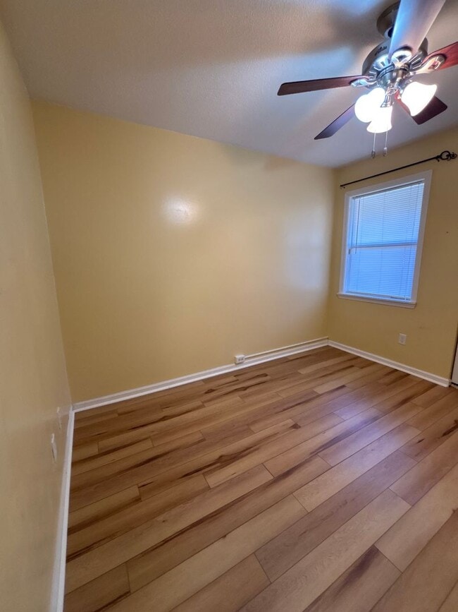 Building Photo - FOR RENT