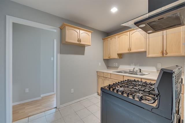 Building Photo - 5320 Lovell Ave