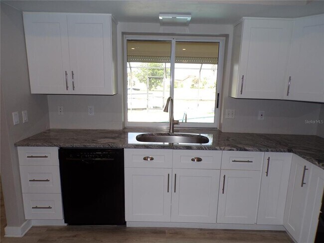 Building Photo - 2310 Palm Tree Dr