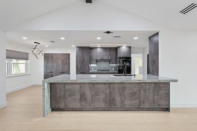 Building Photo - 12417 Quincy Ln