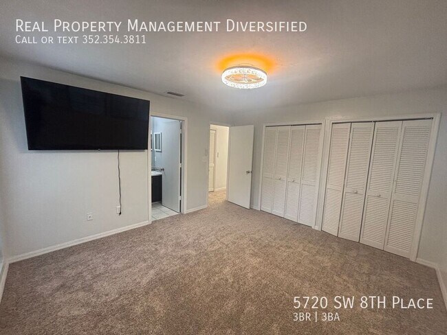 Building Photo - 5720 SW 8th Pl
