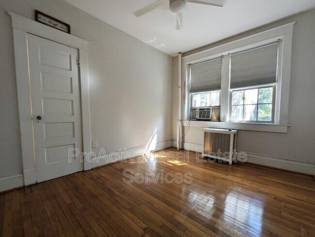 Building Photo - 940 Gates Ave