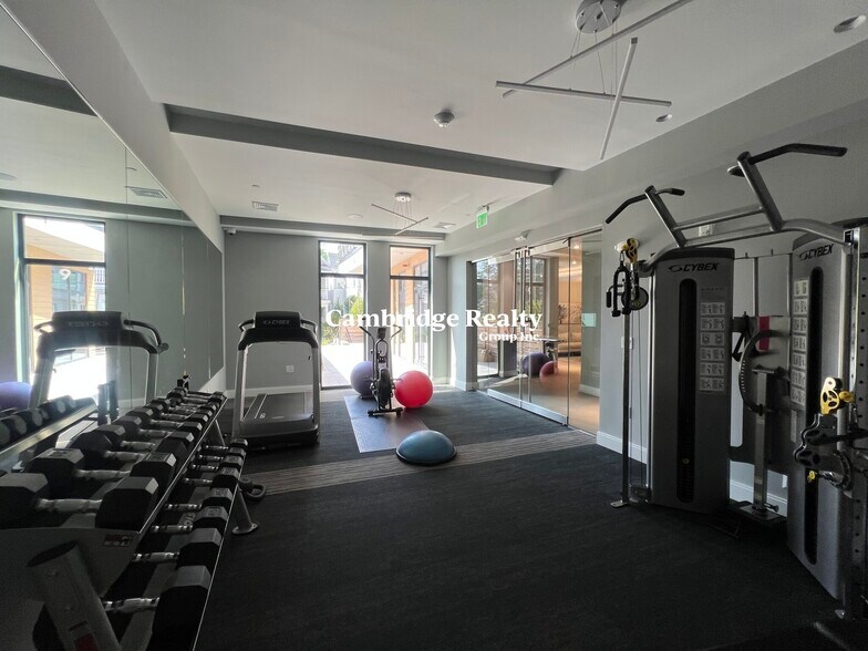 Building Photo - 15 Central St