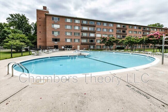 Building Photo - 10570 Main St