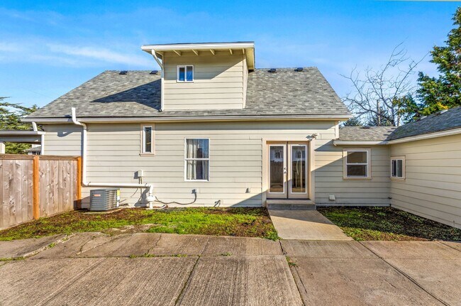 Building Photo - 8334 SE Taylor Ct