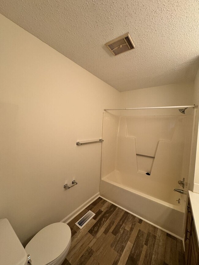 Building Photo - ****** HALF OFF FIRST FULL MONTH OF RENT!! ******