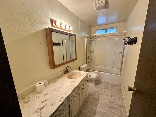 Building Photo - Wooded 2 bedroom cabin in nice neighborhood