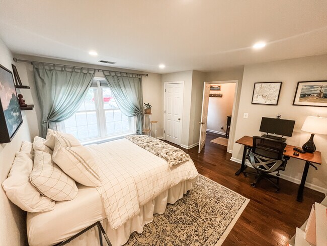 Level 1 bedroom - 901A S Scott St