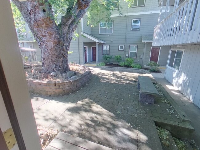 Building Photo - Cozy 2 Bedroom House on 17th & Hilyard