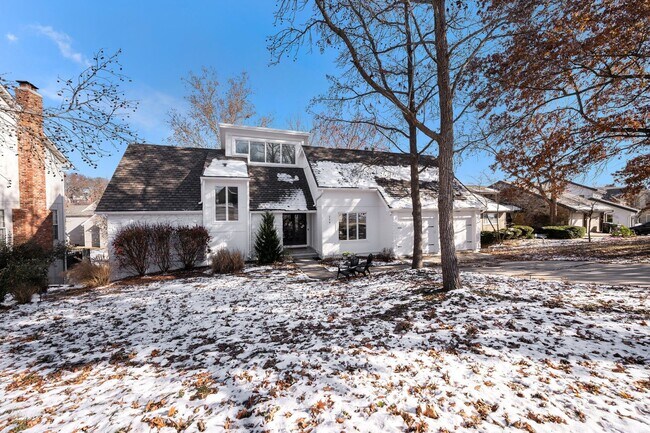 Building Photo - Renovated Lakefront 5 Bedroom Home with 2 Garages!