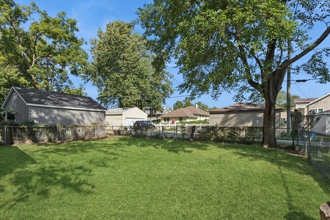 Building Photo - 540 E 4th St