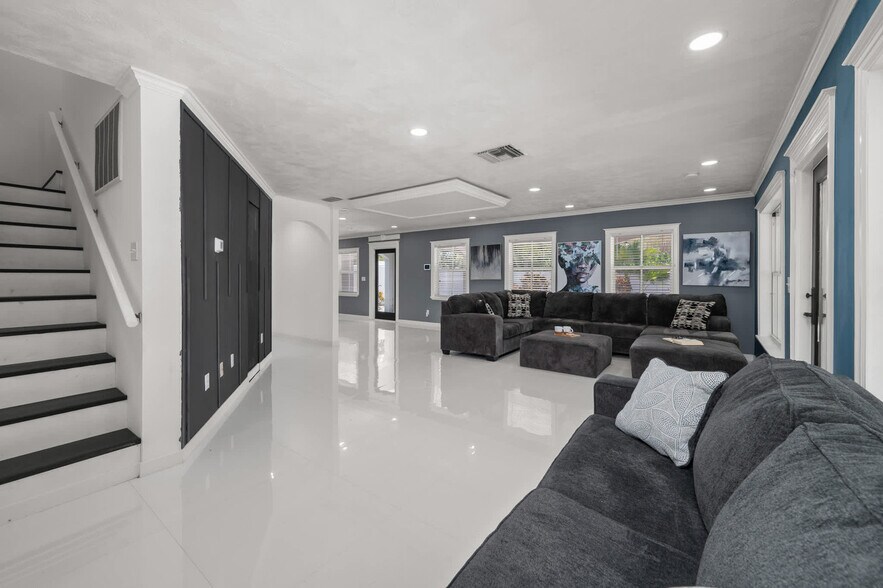 Building Photo - 6710 Myrna Dr