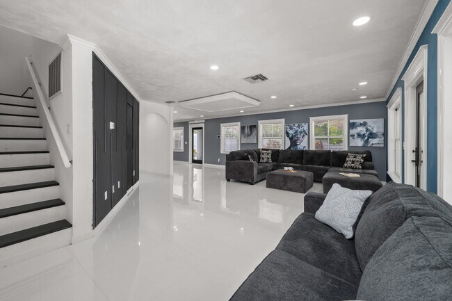 Building Photo - 6710 Myrna Dr