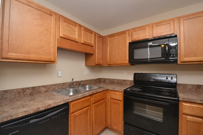 Building Photo - Lovely Winter Springs Condo ~ Vinyl Plank Flooring and Large Screened Patio!